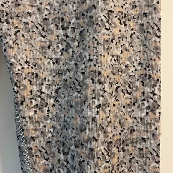 Lululemon Run Inspire crop Women’s 4 Fleur silver spoon leggings - Picture 2 of 3